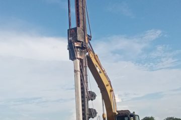 Sewa & Rental Alat Berat Hydraulic Static Pile Driver (HSPD Pancang): Solusi Pemancangan Pondasi Tanpa Getaran & Suara Bising Bersama Artha Konstruksi Dalam proyek konstruksi modern, terutama di area padat penduduk, dekat bangunan eksisting, atau di lingkungan yang sensitif terhadap kebisingan dan getaran, metode pemancangan pondasi konvensional seringkali menimbulkan masalah. Dampak suara bising dan getaran tinggi dari drop hammer atau diesel hammer dapat mengganggu lingkungan sekitar dan berpotensi merusak struktur bangunan di sekitarnya. Untuk mengatasi tantangan ini, Hydraulic Static Pile Driver (HSPD Pancang) muncul sebagai solusi inovatif dan superior. Alat ini dirancang khusus untuk menekan tiang pancang ke dalam tanah secara hidrolik, tanpa getaran dan suara bising, menjadikannya pilihan ideal untuk pemancangan pondasi yang ramah lingkungan dan aman. Meskipun menawarkan keunggulan unik dalam metode pemancangan yang senyap dan bebas getaran, kepemilikan dan perawatan HSPD Pancang, dengan teknologi hidrolik presisi dan bobot yang masif, memerlukan investasi modal yang sangat besar, biaya operasional dan pemeliharaan yang kompleks, serta kebutuhan operator bersertifikat dengan keahlian spesifik. Untuk sebagian besar proyek, solusi yang jauh lebih efisien, ekonomis, dan praktis adalah dengan sewa dan rental alat berat Hydraulic Static Pile Driver (HSPD Pancang). Ini memungkinkan Anda mengakses teknologi pemancangan tiang pancang modern tanpa beban kepemilikan dan pemeliharaan jangka panjang. Jika Anda sedang mencari layanan sewa atau rental Hydraulic Static Pile Driver (HSPD Pancang) yang andal, berkualitas, dan efisien di wilayah Jakarta, Bogor, Depok, Tangerang, Bekasi (Jabodetabek) serta seluruh Jawa Barat (termasuk Bandung, Cirebon, Purwakarta, Subang, Majalengka, Sukabumi, Cianjur, dan sekitarnya), Artha Konstruksi adalah mitra terpercaya Anda. Kami menyediakan berbagai jenis HSPD Pancang dengan kapasitas penekanan yang bervariasi, selalu dalam kondisi prima dan siap mendukung kelancaran setiap proyek pondasi tiang pancang Anda dengan performa optimal dan dampak minimal terhadap lingkungan sekitar. Mengapa Memilih Sewa & Rental HSPD Pancang dari Artha Konstruksi? Memilih untuk menyewa Hydraulic Static Pile Driver membawa berbagai keuntungan strategis yang dapat meningkatkan efisiensi operasional dan profitabilitas proyek Anda, terutama dalam pekerjaan pondasi di area sensitif: Pemancangan Tanpa Getaran dan Tanpa Suara Bising: Ini adalah keunggulan utama HSPD Pancang. Alat ini bekerja dengan menekan tiang pancang secara hidrolik menggunakan bobot alat itu sendiri sebagai penahan, bukan dengan memukul. Hasilnya adalah proses pemancangan yang hampir tanpa getaran dan sangat minim suara bising. Sangat ideal untuk proyek di area perkotaan padat, dekat permukiman, rumah sakit, sekolah, atau bangunan tua yang rentan terhadap dampak getaran. Efisiensi Tinggi dan Kecepatan Pemancangan: Meskipun beroperasi secara statis, HSPD Pancang dapat mencapai kecepatan pemancangan yang tinggi, terutama dalam kondisi tanah yang mendukung. Proses penekanan yang kontinu memastikan tiang pancang terpasang dengan cepat dan presisi. Mampu memancang berbagai jenis tiang pancang pracetak (beton, baja, spun pile) dengan berbagai bentuk dan ukuran. Penghematan Biaya dan Optimasi Modal: Tanpa Investasi Kapital Sangat Besar: Hindari biaya pembelian awal yang masif untuk HSPD Pancang yang bisa mencapai puluhan miliar rupiah. Dana Anda dapat dialokasikan untuk aspek lain yang lebih krusial dari proyek Anda. Tidak Ada Biaya Perawatan & Perbaikan yang Mahal: Semua biaya perawatan rutin yang kompleks, perbaikan tak terduga (terutama pada sistem hidrolik dan penjepit), penggantian suku cadang khusus, dan upah mekanik sepenuhnya menjadi tanggung jawab Artha Konstruksi. Tidak Ada Biaya Penyimpanan & Asuransi Premi Tinggi: Anda tidak perlu menyediakan lahan parkir khusus yang sangat luas atau membayar premi asuransi alat berat yang sangat mahal. Fleksibilitas Anggaran: Anda hanya membayar untuk durasi pemakaian yang sebenarnya (harian, mingguan, atau bulanan), yang sangat membantu dalam perencanaan anggaran proyek yang ketat dan efisien. Akses ke Unit HSPD Pancang yang Tepat: Artha Konstruksi memiliki pilihan unit HSPD Pancang dengan kapasitas penekanan yang bervariasi (mulai dari 60 ton hingga 400 ton atau lebih). Anda mendapatkan alat yang tepat untuk spesifikasi pondasi dan kondisi tanah proyek Anda. Alat Berat Terawat dan Siap Pakai: Kami menjaga seluruh armada HSPD Pancang kami dalam kondisi prima melalui program perawatan berkala yang ketat dan inspeksi menyeluruh. Setiap unit dipastikan siap untuk operasional yang intensif dan berkelanjutan. Ini menjamin bahwa alat yang Anda sewa akan selalu andal, berkinerja tinggi, dan meminimalkan risiko downtime yang dapat menghambat jadwal proyek Anda. Keandalan adalah kunci untuk pekerjaan pondasi yang krusial. Dukungan Operator Profesional dan Bersertifikat: Mengoperasikan HSPD Pancang membutuhkan operator yang sangat terampil, berpengalaman luas dalam berbagai teknik pemancangan statis, serta memiliki Sertifikat Izin Operator (SIO) resmi dan diperbarui. Operator kami memastikan pekerjaan dilakukan dengan aman, presisi, dan sesuai standar keselamatan yang ketat (K3), meminimalkan risiko kecelakaan dan kesalahan pemancangan. Peningkatan Efisiensi dan Produktivitas Proyek Pondasi: Dengan menggunakan HSPD Pancang yang tepat dan dioperasikan oleh tenaga ahli, pekerjaan pemancangan pondasi dapat diselesaikan jauh lebih cepat, efisien, dan sesuai spesifikasi, terutama di lokasi yang sensitif. Ini secara langsung mempercepat jadwal proyek Anda, mengurangi biaya overhead, dan meningkatkan produktivitas secara keseluruhan. Aplikasi Utama dan Manfaat Penggunaan Hydraulic Static Pile Driver (HSPD Pancang) HSPD Pancang adalah alat fundamental untuk berbagai jenis proyek konstruksi yang membutuhkan pondasi dalam, terutama dengan batasan lingkungan: Pembangunan Gedung di Area Urban & Padat Penduduk: Sangat ideal untuk pembangunan gedung bertingkat, apartemen, pusat perbelanjaan, atau perkantoran di tengah kota yang padat, di mana kebisingan dan getaran harus diminimalkan. Proyek Dekat Bangunan Eksisting: Pemancangan pondasi untuk perluasan bangunan, atau pembangunan baru yang berdekatan langsung dengan struktur yang sudah ada tanpa risiko kerusakan akibat getaran. Pembangunan Fasilitas Sensitif: Proyek di dekat rumah sakit, sekolah, museum, atau fasilitas penelitian yang membutuhkan lingkungan yang tenang dan bebas getaran. Proyek Infrastruktur Ringan hingga Menengah: Pondasi untuk jembatan kecil, flyover di area perumahan, atau struktur penahan tanah (sheet pile) di lokasi yang sensitif. Pembangunan Pelabuhan & Dermaga (Bagian Darat): Pemancangan tiang pancang untuk struktur dermaga atau gudang di area pelabuhan yang berdekatan dengan fasilitas lain. Pengembangan Properti Ramah Lingkungan: Pilihan utama untuk proyek-proyek yang mengedepankan aspek keberlanjutan dan dampak lingkungan minimal. Keunggulan utama HSPD Pancang adalah kemampuannya untuk memasang tiang pancang dengan tekanan statis, menghasilkan fondasi yang kuat tanpa gangguan getaran dan suara bising. Metode ini juga lebih stabil dan presisi dalam penempatan tiang. Jenis dan Kapasitas Hydraulic Static Pile Driver (HSPD Pancang) yang Tersedia di Artha Konstruksi HSPD Pancang umumnya dikategorikan berdasarkan kapasitas penekanan maksimumnya (dalam ton) dan kemampuan penanganan dimensi tiang pancang. Artha Konstruksi menyediakan berbagai pilihan untuk memenuhi kebutuhan pondasi proyek Anda: HSPD Pancang Kapasitas Kecil (misalnya, 60 Ton - 120 Ton) Kapasitas Penekanan: 60 - 120 ton. Ideal Untuk: Proyek-proyek dengan tiang pancang berukuran kecil hingga menengah, seperti rumah tinggal besar, ruko, atau struktur bangunan bertingkat rendah. Cocok untuk area dengan ruang terbatas. Keunggulan: Lebih ringkas dan lebih mudah dimobilisasi dibandingkan unit yang lebih besar. HSPD Pancang Kapasitas Menengah (misalnya, 150 Ton - 250 Ton) Kapasitas Penekanan: 150 - 250 ton. Ideal Untuk: Proyek gedung bertingkat menengah, jembatan kecil, fasilitas industri skala sedang, atau pemancangan sheet pile. Ini adalah kategori yang paling umum dan serbaguna. Keunggulan: Keseimbangan yang baik antara daya tekan, efisiensi, dan fleksibilitas. HSPD Pancang Kapasitas Besar (misalnya, 300 Ton - 400 Ton ke atas) Kapasitas Penekanan: 300 - 400+ ton. Ideal Untuk: Proyek gedung bertingkat tinggi, jembatan besar, atau struktur industri berat yang membutuhkan tiang pancang berdiameter besar dan panjang. Keunggulan: Daya tekan yang sangat tinggi untuk tiang pancang berukuran jumbo dan kondisi tanah yang lebih keras. Fitur Kunci Hydraulic Static Pile Driver (HSPD Pancang): Sistem Hidrolik Bertekanan Tinggi: Jantung dari HSPD, menghasilkan gaya tekan yang besar untuk menekan tiang pancang ke dalam tanah. Clamping Mechanism: Mekanisme penjepit yang kuat untuk memegang dan menekan tiang pancang dengan aman. Counterweight (Bobot Penahan): Berat alat itu sendiri, seringkali ditambah dengan balok beton tambahan, berfungsi sebagai penahan agar alat tidak terangkat saat menekan tiang. Walking Mechanism: Sistem crawler atau walking base yang memungkinkan HSPD bergerak dari satu titik pancang ke titik berikutnya tanpa perlu crane pembantu. Silent & Vibration-Free: Karakteristik utama yang membedakannya dari metode pemancangan konvensional. Precise Installation: Kemampuan untuk memancang tiang dengan vertikalitas dan kedalaman yang sangat akurat. Jangkauan Layanan Luas Artha Konstruksi di Jawa Barat & Jabodetabek Dengan lokasi kantor dan pool utama yang strategis di Cileungsi, Kabupaten Bogor, Jawa Barat (dekat dengan akses tol Jagorawi dan JORR), Artha Konstruksi memiliki kemampuan mobilisasi yang sangat baik untuk melayani kebutuhan sewa & rental Hydraulic Static Pile Driver (HSPD Pancang) di seluruh wilayah DKI Jakarta dan Jawa Barat, meliputi: DKI Jakarta: Jakarta Pusat, Jakarta Barat, Jakarta Utara, Jakarta Selatan, Jakarta Timur (sangat cocok untuk proyek pembangunan gedung tinggi, apartemen, dan infrastruktur kota di area padat penduduk). Jawa Barat: Bogor: Kota Bogor, Kabupaten Bogor (Cileungsi, Cibinong, Gunung Putri, Jonggol, Ciawi, Parung, Leuwiliang, dst. – untuk proyek konstruksi, industri, dan pembangunan). Depok: Seluruh area Depok (proyek pembangunan perumahan vertikal dan infrastruktur). Tangerang (Banten): Kota Tangerang, Kabupaten Tangerang, Tangerang Selatan (berkat akses tol yang terintegrasi dari Cileungsi – untuk proyek konstruksi, industri, logistik, dan properti). Bekasi: Kota Bekasi, Kabupaten Bekasi (Cikarang, Cibitung, Tambun, Karawang – sentra industri terbesar dengan banyak proyek pembangunan pabrik dan gedung). Bandung: Kota Bandung, Kabupaten Bandung, Kabupaten Bandung Barat, Cimahi (proyek pembangunan gedung dan jembatan). Purwakarta: Seluruh area Purwakarta (kawasan industri strategis dan pembangunan infrastruktur). Subang: Seluruh area Subang (terutama di sekitar Pelabuhan Patimban dan Kawasan Ekonomi Khusus Rebana – proyek logistik, industri, dan pembangunan). Majalengka: Seluruh area Majalengka (terutama di sekitar BIJB Kertajati dan Kawasan Rebana – proyek bandara, industri, dan pembangunan). Cirebon: Kota Cirebon, Kabupaten Cirebon (pusat logistik, pelabuhan, industri, dan pembangunan). Kuningan: Seluruh area Kuningan (proyek pembangunan dan infrastruktur). Sukabumi: Kota Sukabumi, Kabupaten Sukabumi (proyek infrastruktur, industri, dan pembangunan). Cianjur: Seluruh area Cianjur (proyek pembangunan dan infrastruktur). Tim logistik kami berpengalaman dalam merencanakan pengiriman dan penjemputan HSPD Pancang secara aman dan efisien, termasuk proses pembongkaran dan perakitan (jika diperlukan untuk mobilisasi). Kami memastikan alat tiba di lokasi Anda tepat waktu dan siap beroperasi sesuai jadwal proyek. Perkiraan Rate Harga Sewa & Rental Hydraulic Static Pile Driver (HSPD Pancang) Artha Konstruksi Estimasi biaya sewa atau rental Hydraulic Static Pile Driver (HSPD Pancang) dari Artha Konstruksi sangat transparan dan disesuaikan dengan beberapa faktor kunci: Jenis & Kapasitas Penekanan HSPD Pancang: Ini adalah faktor utama penentu harga. Rig dengan kapasitas penekanan yang lebih besar akan memiliki tarif sewa yang lebih tinggi. Durasi Sewa: Tarif per hari akan lebih rendah untuk durasi sewa yang lebih panjang (mingguan atau bulanan) dibandingkan sewa harian. Sewa bulanan sangat direkomendasikan untuk proyek yang membutuhkan pemancangan pondasi secara berkelanjutan. Lokasi Proyek: Jarak dari pool kami di Cileungsi, Jawa Barat, ke lokasi proyek Anda akan memengaruhi biaya mobilisasi (pengiriman) dan demobilisasi (penjemputan) alat. Biaya ini akan dihitung terpisah, dan untuk HSPD Pancang, mobilisasi seringkali memerlukan lowbed trailer khusus karena bobotnya yang masif. Jumlah & Jenis Tiang Pancang: Jumlah tiang, diameter, panjang, dan jenis tiang pancang (kotak, I-Beam, Spun Pile) akan memengaruhi estimasi waktu dan biaya. Kondisi Tanah & Tingkat Kesulitan Pemancangan: Kondisi geologi tanah sangat memengaruhi kecepatan dan efisiensi HSPD. Tanah yang lebih keras atau mengandung hambatan dapat memperlambat proses dan membutuhkan penanganan khusus. Ketersediaan Operator & Bahan Bakar (BBM): Paket all-in yang mencakup operator bersertifikat dan bahan bakar adalah pilihan paling umum dan praktis. Kebutuhan Crane Pembantu: Untuk beberapa unit HSPD yang sangat besar, mungkin diperlukan crane pembantu untuk membantu proses setting up atau lifting tiang pancang. Berikut adalah tabel perkiraan rate harga sewa Hydraulic Static Pile Driver (HSPD Pancang) kami (sudah termasuk operator dan BBM) untuk memberikan gambaran awal: Jenis HSPD Pancang Kapasitas Penekanan (Ton) Sewa Harian (8 Jam Kerja) Sewa Bulanan (200 Jam Kerja) HSPD Kapasitas Kecil 60 - 120 Rp 10.000.000 - Rp 18.000.000 Rp 180.000.000 - Rp 300.000.000 HSPD Kapasitas Menengah 150 - 250 Rp 20.000.000 - Rp 35.000.000 Rp 350.000.000 - Rp 550.000.000 HSPD Kapasitas Besar 300 - 400 Rp 38.000.000 - Rp 55.000.000 Rp 600.000.000 - Rp 900.000.000 HSPD > 400 Ton > 400 Hubungi Kami untuk Penawaran Khusus Hubungi Kami untuk Penawaran Khusus Ekspor ke Spreadsheet Catatan Penting: Harga di atas adalah estimasi awal dan bersifat tidak mengikat. Harga dapat sangat bervariasi berdasarkan ketersediaan unit, kondisi pasar, model spesifik, dan yang terpenting: kondisi geologi tanah dan dimensi tiang pancang. Harga final akan ditentukan setelah kami mendapatkan detail lengkap mengenai lokasi proyek, durasi sewa, jumlah titik pancang, dimensi tiang pancang yang dibutuhkan, serta hasil penyelidikan tanah (sondir/boring test) di lokasi. Biaya mobilisasi dan demobilisasi akan dihitung terpisah berdasarkan jarak, kapasitas unit, dan kebutuhan transportasi (lowbed). Kebutuhan crane pembantu untuk lifting tiang pancang dan setting up HSPD di lokasi juga akan dikenakan biaya terpisah. Mengapa Artha Konstruksi Adalah Mitra Terbaik Anda untuk Sewa HSPD Pancang? Memilih penyedia jasa sewa alat berat yang tepat adalah langkah strategis menuju keberhasilan proyek Anda. Artha Konstruksi menawarkan serangkaian keunggulan yang membuat kami menjadi pilihan utama dan terpercaya: Komitmen Kualitas & Keandalan: Kami hanya menyediakan unit Hydraulic Static Pile Driver yang terawat secara profesional, rutin menjalani pemeriksaan kelaikan yang sangat ketat, dan siap beroperasi dengan efisiensi maksimal. Unit kami selalu dalam kondisi prima untuk tugas-tugas pemancangan pondasi yang krusial. Pengalaman & Profesionalisme Tinggi: Didukung oleh tim operator yang sangat berpengalaman, bersertifikat (SIO), dan terlatih khusus untuk operasi pemancangan pondasi statis di berbagai kondisi tanah. Kami juga memiliki tim teknisi dan site engineer yang sigap untuk perencanaan dan pelaksanaan yang aman dan efisien. Solusi Ramah Lingkungan: Kami bangga menyediakan alat yang memungkinkan pembangunan di area sensitif tanpa mengorbankan kualitas pondasi atau menimbulkan dampak negatif pada lingkungan sekitar. Pelayanan Pelanggan Prima: Tim kami siap memberikan konsultasi gratis, respons cepat, dan solusi fleksibel untuk menyesuaikan kebutuhan spesifik proyek Anda. Kami memahami urgensi dan perencanaan detail yang dibutuhkan dalam pekerjaan pondasi. Transparansi Harga: Kami menjunjung tinggi transparansi dalam setiap penawaran harga, tanpa biaya tersembunyi, sehingga Anda dapat membuat perencanaan anggaran yang akurat dan terhindar dari kejutan. Prioritas Keselamatan Kerja (K3) Maksimal: Keselamatan adalah non-negosiable bagi kami. Kami mematuhi standar K3 tertinggi, melakukan survei lokasi (jika diperlukan), dan menerapkan prosedur keselamatan yang ketat untuk melindungi operator, alat, dan semua pihak yang terlibat di lokasi proyek. Cakupan Area Luas & Efisiensi Logistik: Lokasi strategis kami di Cileungsi, Jawa Barat, memungkinkan kami melayani seluruh Jabodetabek dan sebagian besar wilayah Jawa Barat. Kami memiliki pengalaman luas dalam mobilisasi dan operasional HSPD Pancang. Dukungan Teknis Cepat & Responsif: Tim teknisi kami siap merespons dengan cepat jika ada kebutuhan maintenance atau perbaikan di lapangan, meminimalkan gangguan pada pekerjaan pondasi Anda yang vital. Dengan memilih jasa sewa dan rental Hydraulic Static Pile Driver (HSPD Pancang) dari Artha Konstruksi, Anda tidak hanya menyewa sebuah alat; Anda berinvestasi pada solusi lengkap yang didukung oleh profesionalisme tingkat tertinggi, komitmen terhadap kualitas, keselamatan, dan dedikasi untuk kesuksesan proyek pondasi Anda. Kami adalah mitra yang dapat diandalkan untuk setiap tantangan pembangunan Anda. Hubungi Kami Sekarang untuk Konsultasi Gratis dan Penawaran Terbaik: Jangan biarkan kendala alat berat menghambat proyek Anda. Percayakan kebutuhan sewa rental HSPD Pancang Anda kepada ahlinya di Artha Konstruksi. Kami siap membantu Anda mencapai target proyek dengan aman, efisien, dan efektif. Anwar: 0813-1711-6767 (Telepon/WhatsApp)