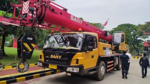 Sewa & rental Crane Truck (Truk Derek) 3-30+ ton di Jabodetabek & seluruh Jawa Barat. Artha Konstruksi sediakan unit terawat, operator ahli, & harga kompetitif untuk angkat & angkut material, instalasi, konstruksi, & logistik. Hubungi Anwar: 0813-1711-6767.