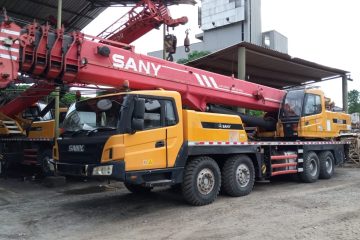 Cari harga sewa alat berat Bekasi & sekitarnya? ARTHA KONSTRUKSI menyediakan Excavator (mini, standar, long arm), Bulldozer, Crane (mobile, rough terrain, crawler), Dump Truck, Vibro Roller, Loader, Grader, Genset dengan spesifikasi lengkap, unit modern terawat, operator bersertifikasi, layanan profesional, dan harga kompetitif untuk segala proyek konstruksi Anda di Bekasi. Optimalkan efisiensi dan profitabilitas proyek Anda. Hubungi Anwar: 0813-1711-6767 (WhatsApp) sekarang untuk penawaran spesial dan konsultasi gratis!
