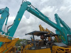 emukan daftar harga sewa alat berat Bandung & sekitarnya terbaik! ARTHA KONSTRUKSI menyediakan Excavator (mini, standar, long arm), Bulldozer, Crane (mobile, rough terrain, crawler), Dump Truck, Vibro Roller, Loader, Grader, Genset dengan spesifikasi lengkap, unit modern terawat, operator bersertifikasi, layanan profesional, dan harga kompetitif untuk segala proyek konstruksi Anda di Bandung Raya. Optimalkan efisiensi dan profitabilitas proyek Anda. Hubungi Anwar: 0813-1711-6767 (WhatsApp) sekarang untuk penawaran spesial dan konsultasi gratis!