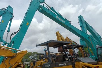 emukan daftar harga sewa alat berat Bandung & sekitarnya terbaik! ARTHA KONSTRUKSI menyediakan Excavator (mini, standar, long arm), Bulldozer, Crane (mobile, rough terrain, crawler), Dump Truck, Vibro Roller, Loader, Grader, Genset dengan spesifikasi lengkap, unit modern terawat, operator bersertifikasi, layanan profesional, dan harga kompetitif untuk segala proyek konstruksi Anda di Bandung Raya. Optimalkan efisiensi dan profitabilitas proyek Anda. Hubungi Anwar: 0813-1711-6767 (WhatsApp) sekarang untuk penawaran spesial dan konsultasi gratis!