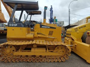 Dapatkan daftar harga sewa alat berat terbaik di Depok & sekitarnya! ARTHA KONSTRUKSI menyediakan Excavator (mini, standar, long arm), Bulldozer, Crane (mobile, rough terrain, crawler), Dump Truck, Vibro Roller, Loader, Grader, Genset dengan spesifikasi lengkap, unit modern terawat, operator bersertifikasi, layanan profesional, dan harga kompetitif untuk segala proyek konstruksi Anda. Optimalkan efisiensi dan profitabilitas proyek Anda. Hubungi Anwar: 0813-1711-6767 (WhatsApp) sekarang untuk penawaran spesial dan konsultasi gratis!