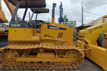 Dapatkan daftar harga sewa alat berat terbaik di Depok & sekitarnya! ARTHA KONSTRUKSI menyediakan Excavator (mini, standar, long arm), Bulldozer, Crane (mobile, rough terrain, crawler), Dump Truck, Vibro Roller, Loader, Grader, Genset dengan spesifikasi lengkap, unit modern terawat, operator bersertifikasi, layanan profesional, dan harga kompetitif untuk segala proyek konstruksi Anda. Optimalkan efisiensi dan profitabilitas proyek Anda. Hubungi Anwar: 0813-1711-6767 (WhatsApp) sekarang untuk penawaran spesial dan konsultasi gratis!