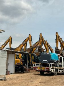 Temukan daftar harga sewa alat berat Puncak Bogor & sekitarnya terbaik! ARTHA KONSTRUKSI menyediakan Excavator (mini, standar, long arm), Bulldozer, Crane (mobile, rough terrain, crawler), Dump Truck, Vibro Roller, Loader, Grader, Genset dengan spesifikasi lengkap, unit modern terawat siap medan berat, operator bersertifikasi ahli Puncak, layanan profesional, dan harga kompetitif untuk segala proyek konstruksi Anda. Optimalkan efisiensi dan profitabilitas proyek Anda. Hubungi Anwar: 0813-1711-6767 (WhatsApp) sekarang untuk penawaran spesial dan konsultasi gratis!