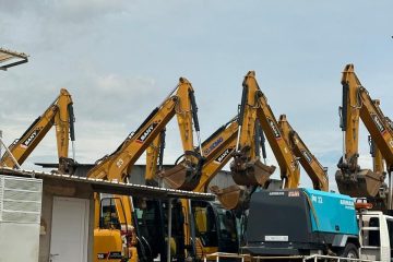 Temukan daftar harga sewa alat berat Purwakarta & sekitarnya terbaik! ARTHA KONSTRUKSI menyediakan Excavator (mini, standar, long arm), Bulldozer, Crane (mobile, rough terrain, crawler), Dump Truck, Vibro Roller, Loader, Grader, Genset dengan spesifikasi lengkap, unit modern terawat, operator bersertifikasi, layanan profesional, dan harga kompetitif untuk segala proyek konstruksi Anda di Purwakarta. Optimalkan efisiensi dan profitabilitas proyek Anda. Hubungi Anwar: 0813-1711-6767 (WhatsApp) sekarang untuk penawaran spesial dan konsultasi gratis!