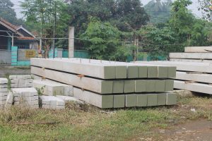 Mini Pile & Jasa Pemancangan HSPD: Fondasi Kokoh Tanpa Getaran untuk Bangunan Anda di Jakarta, Bogor, Depok, Tangerang, Bekasi, dan Seluruh Jawa Barat Dalam dunia konstruksi modern, fondasi yang kuat dan stabil adalah prasyarat mutlak untuk keamanan dan keberlangsungan bangunan. Untuk proyek-proyek skala kecil hingga menengah, atau di area dengan akses terbatas dan sensitif terhadap getaran, Mini Pile dan metode pemancangannya menggunakan Hydraulic Static Pile Driver (HSPD) menawarkan solusi fondasi yang efisien, cepat, dan ramah lingkungan. Mini Pile adalah tiang pancang berdiameter kecil (biasanya antara 10 cm hingga 30 cm) yang terbuat dari beton bertulang. Ukurannya yang relatif kecil menjadikannya ideal untuk proyek dengan lahan terbatas atau bangunan yang tidak memerlukan fondasi dengan daya dukung sebesar tiang pancang konvensional. Proses pemancangan Mini Pile menggunakan HSPD (Hydraulic Static Pile Driver) merupakan metode modern yang menekan tiang pancang ke dalam tanah secara hidrolik, menghasilkan proses pemancangan yang hampir tanpa getaran dan minim suara bising. Jika Anda sedang mencari solusi fondasi Mini Pile berkualitas tinggi dan jasa pemancangan HSPD yang andal, efisien, dan ramah lingkungan di wilayah Cileungsi, Kabupaten Bogor, Jakarta, Bogor, Depok, Tangerang, Bekasi (Jabodetabek) serta seluruh Jawa Barat (termasuk Bandung, Cirebon, Purwakarta, Subang, Majalengka, Sukabumi, Cianjur, dan sekitarnya), Artha Konstruksi adalah mitra terpercaya Anda. Kami menyediakan produk Mini Pile dengan mutu terjamin dan layanan jasa pemancangan HSPD dengan tenaga ahli dan peralatan modern, siap mendukung setiap proyek fondasi Anda dengan hasil yang kokoh dan minim gangguan lingkungan. Mengapa Memilih Mini Pile untuk Fondasi Bangunan Anda? Mini Pile menawarkan berbagai keunggulan yang menjadikannya pilihan menarik untuk berbagai jenis proyek: Ideal untuk Lahan Terbatas: Ukurannya yang kecil memungkinkan aplikasi di area dengan akses sempit atau terbatas, di mana alat berat pemancang konvensional sulit menjangkau. Cocok untuk Beban Ringan hingga Menengah: Mampu menahan beban struktural yang signifikan untuk bangunan rumah tinggal, ruko, gudang kecil, atau bangunan tambahan. Pemasangan Cepat dan Efisien: Proses pemancangan Mini Pile relatif cepat, terutama dengan penggunaan HSPD, yang dapat mempercepat jadwal proyek secara keseluruhan. Biaya Lebih Efisien untuk Skala Tertentu: Untuk proyek skala kecil hingga menengah, penggunaan Mini Pile seringkali lebih ekonomis dibandingkan fondasi dalam lainnya seperti tiang bor. Minim Galian Tanah: Proses pemancangan mengurangi kebutuhan akan galian tanah yang luas, meminimalkan gangguan pada lingkungan sekitar. Kontrol Kualitas Lebih Mudah: Proses produksi Mini Pile di pabrik memungkinkan kontrol kualitas yang lebih ketat dibandingkan metode fondasi cast-in-place. Mengapa Memilih Jasa Pemancangan HSPD untuk Mini Pile Anda? Penggunaan Hydraulic Static Pile Driver (HSPD) untuk memancang Mini Pile menawarkan keunggulan yang signifikan: Pemancangan Tanpa Getaran: Sangat penting untuk proyek di area padat penduduk, dekat bangunan eksisting, atau di tanah yang sensitif terhadap getaran. Menghindari risiko kerusakan struktur tetangga. Minim Suara Bising: Proses pemancangan yang lebih tenang dibandingkan metode konvensional (seperti hammer) menciptakan lingkungan kerja yang lebih baik dan mengurangi gangguan pada masyarakat sekitar. Presisi Tinggi dalam Pemancangan: Kontrol hidrolik yang akurat memastikan tiang pancang terpasang dengan vertikalitas dan kedalaman yang tepat sesuai spesifikasi desain. Tidak Merusak Tiang Pancang: Metode penekanan statis mengurangi risiko kerusakan pada tiang pancang selama proses instalasi. Aman dan Ramah Lingkungan: Tanpa getaran dan kebisingan berlebih, metode HSPD lebih aman bagi pekerja dan lingkungan sekitar. Aplikasi Utama Mini Pile dan Jasa Pemancangan HSPD Kombinasi Mini Pile dan pemancangan HSPD sangat ideal untuk berbagai aplikasi konstruksi: Rumah Tinggal dan Bangunan Komersial Bertingkat Rendah - Menengah: Solusi fondasi yang kuat dan aman untuk bangunan hingga beberapa lantai. Perluasan Bangunan dan Struktur Tambahan: Ideal untuk memperkuat atau menambah struktur pada bangunan yang sudah ada tanpa menimbulkan getaran berlebih. Pagar dan Dinding Penahan Tanah Ringan: Fondasi yang stabil untuk pagar di lahan yang kurang padat atau dinding penahan tanah dengan beban tidak terlalu besar. Pondasi Mesin Ringan dan Struktur Industri: Mendukung peralatan atau struktur industri dengan beban sedang. Proyek dengan Akses Terbatas: Ukuran Mini Pile dan fleksibilitas HSPD memudahkan pekerjaan di area yang sulit dijangkau alat berat besar. Proyek di Area Sensitif Getaran dan Kebisingan: Pilihan utama untuk pembangunan di lingkungan perkotaan padat, dekat fasilitas sensitif, atau area dengan peraturan kebisingan yang ketat. Produk Mini Pile Unggulan dari Artha Konstruksi Kami menyediakan Mini Pile dengan kualitas terjamin, diproduksi dengan standar mutu yang tinggi: Material Berkualitas Tinggi: Menggunakan beton dengan mutu sesuai standar SNI dan tulangan baja yang kuat. Berbagai Ukuran dan Panjang: Tersedia dalam berbagai diameter (misalnya 15cm, 20cm, 25cm, 30cm) dan panjang sesuai kebutuhan proyek Anda. Kontrol Kualitas Ketat: Setiap Mini Pile melewati proses pemeriksaan kualitas untuk memastikan kekuatan dan ketahanannya. Layanan Jasa Pemancangan HSPD Profesional dari Artha Konstruksi Tim kami siap memberikan layanan pemancangan Mini Pile dengan HSPD yang profesional dan terpercaya: Operator Berpengalaman dan Bersertifikat: Tenaga ahli yang mahir dalam mengoperasikan HSPD dan memastikan pemancangan yang akurat dan aman. Peralatan HSPD Modern dan Terawat: Kami menggunakan unit HSPD dengan berbagai kapasitas penekanan yang selalu dalam kondisi prima. Survei Lokasi dan Konsultasi Gratis: Tim kami akan melakukan survei lokasi untuk memahami kondisi tanah dan memberikan konsultasi solusi fondasi Mini Pile yang paling sesuai dengan proyek Anda. Pelaksanaan Pemancangan yang Efisien: Kami berkomitmen untuk menyelesaikan pekerjaan pemancangan tepat waktu dengan hasil yang berkualitas. Standar Keselamatan Kerja (K3) yang Ketat: Prioritas utama kami adalah keselamatan seluruh pekerja dan lingkungan sekitar selama proses pemancangan. Jangkauan Layanan Artha Konstruksi untuk Mini Pile & Pemancangan HSPD Artha Konstruksi melayani kebutuhan produk Mini Pile dan jasa pemancangan HSPD di seluruh wilayah: Cileungsi, Kabupaten Bogor: Sebagai basis kami, kami memberikan layanan terbaik dan respons tercepat untuk wilayah Cileungsi dan sekitarnya. Jakarta, Bogor, Depok, Tangerang, Bekasi (Jabodetabek): Dengan mobilitas yang tinggi, kami siap melayani proyek Anda di seluruh wilayah metropolitan Jakarta. Seluruh Jawa Barat: Kami menjangkau kota-kota besar seperti Bandung, Cirebon, Purwakarta, Subang, Majalengka, Sukabumi, Cianjur, serta area lainnya di Jawa Barat. Kami berkomitmen untuk memberikan solusi fondasi Mini Pile dan pemancangan HSPD yang handal dan efisien di mana pun lokasi proyek Anda berada. Perkiraan Rate Harga Mini Pile dan Jasa Pemancangan HSPD Artha Konstruksi Estimasi biaya Mini Pile dan jasa pemancangan HSPD dari Artha Konstruksi sangat transparan dan disesuaikan dengan beberapa faktor kunci: Harga Produk Mini Pile (Per Meter) Diameter Mini Pile (cm) Perkiraan Harga (Rp/Meter) 15 Rp 120.000 - Rp 180.000 20 Rp 180.000 - Rp 250.000 25 Rp 250.000 - Rp 350.000 30 Rp 350.000 - Rp 500.000 Ekspor ke Spreadsheet Catatan: Harga dapat bervariasi tergantung mutu beton, panjang tiang, dan volume pemesanan. Harga Jasa Pemancangan HSPD (Per Titik/Per Meter) Kapasitas HSPD (Ton) Perkiraan Harga (Rp/Titik) Perkiraan Harga (Rp/Meter) 60 - 120 Rp 300.000 - Rp 600.000 Rp 30.000 - Rp 80.000 150 - 250 Rp 500.000 - Rp 900.000 Rp 50.000 - Rp 120.000 300 - 400 Hubungi Kami untuk Penawaran Khusus Hubungi Kami untuk Penawaran Khusus Ekspor ke Spreadsheet Catatan Penting: Harga di atas adalah estimasi awal dan bersifat tidak mengikat. Harga final akan ditentukan setelah kami mendapatkan detail lengkap mengenai lokasi proyek, jumlah titik pancang, diameter dan panjang Mini Pile yang dibutuhkan, kondisi tanah (berdasarkan hasil sondir/test pit), serta kapasitas HSPD yang sesuai. Biaya mobilisasi dan demobilisasi alat HSPD akan dihitung terpisah berdasarkan jarak dan ukuran alat. Harga jasa pemancangan dapat dihitung per titik pancang atau per meter terpasang, tergantung pada kondisi proyek. Paket Penawaran Terpadu: Kami juga menawarkan paket penawaran terpadu yang mencakup pengadaan Mini Pile dan jasa pemancangan HSPD dengan harga yang lebih kompetitif. Hubungi kami untuk informasi lebih lanjut. Mengapa Artha Konstruksi Adalah Mitra Terbaik Anda untuk Mini Pile & Pemancangan HSPD? Pengalaman dan Keahlian: Kami memiliki pengalaman bertahun-tahun dalam menyediakan produk Mini Pile berkualitas dan jasa pemancangan HSPD yang profesional. Produk Berkualitas Tinggi: Mini Pile kami diproduksi dengan standar mutu terjamin. Peralatan Modern: Kami menggunakan unit HSPD terbaru dan terawat untuk memastikan efisiensi dan presisi pemancangan. Tenaga Ahli Profesional: Tim kami terdiri dari operator berpengalaman dan staf yang kompeten. Harga Kompetitif: Kami menawarkan harga yang bersaing dengan kualitas layanan yang terbaik. Pelayanan Pelanggan Terbaik: Kami mengutamakan kepuasan pelanggan dan siap memberikan solusi terbaik untuk kebutuhan fondasi Anda. Komitmen Terhadap Keselamatan: Kami menerapkan standar K3 yang ketat di setiap proyek. Jangkauan Layanan Luas: Melayani Jakarta, Bogor, Depok, Tangerang, Bekasi, Cileungsi, dan seluruh Jawa Barat. Percayakan kebutuhan Mini Pile dan jasa pemancangan HSPD Anda kepada Artha Konstruksi. Kami siap memberikan solusi fondasi yang kokoh, efisien, dan ramah lingkungan untuk setiap proyek Anda. Hubungi Kami Sekarang untuk Konsultasi Gratis dan Penawaran Terbaik: Dapatkan penawaran terbaik untuk produk Mini Pile berkualitas tinggi dan jasa pemancangan HSPD profesional dari Artha Konstruksi. Anwar: 0813-1711-6767 (Telepon/WhatsApp)