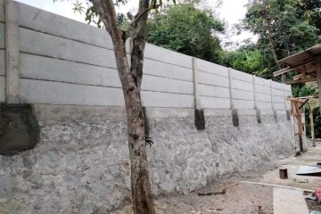 Cari harga pagar beton precast Jambi & sekitarnya? ARTHA KONSTRUKSI jual & pasang pagar beton precast kualitas tinggi untuk industri, perumahan, perkebunan & lahan di Kota Jambi, Muaro Jambi, Batanghari & seluruh Provinsi Jambi. Solusi keamanan kokoh, instalasi cepat, tahan lama, dan harga kompetitif per meter lari. Spesifikasi panel & tiang lengkap. Hubungi Anwar: 0813-1711-6767 (WhatsApp) untuk survei & penawaran terbaik sekarang!