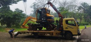 Sewa excavator mini 5 ton, 7 ton, 10 ton di Cilegon & sekitarnya. Artha Konstruksi menyediakan unit terawat, operator handal, & harga kompetitif untuk penggalian, perataan lahan, & proyek di ruang sempit area industri/perkotaan. Hubungi Anwar: 0813-1711-6767.