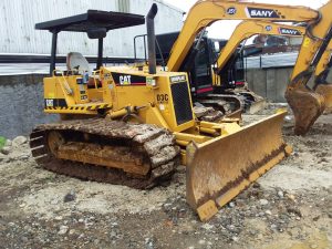 Temukan daftar harga sewa alat berat Majalengka & sekitarnya terbaik! ARTHA KONSTRUKSI menyediakan Excavator (mini, standar, long arm), Bulldozer, Crane (mobile, rough terrain, crawler), Dump Truck, Vibro Roller, Loader, Grader, Genset dengan spesifikasi lengkap, unit modern terawat, operator bersertifikasi, layanan profesional, dan harga kompetitif untuk segala proyek konstruksi Anda di Majalengka Raya (termasuk area BIJB Kertajati & Aerocity). Optimalkan efisiensi dan profitabilitas proyek Anda. Hubungi Anwar: 0813-1711-6767 (WhatsApp) sekarang untuk penawaran spesial dan konsultasi gratis!