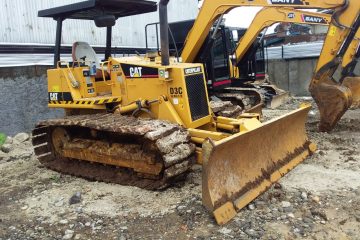 Temukan daftar harga sewa alat berat Majalengka & sekitarnya terbaik! ARTHA KONSTRUKSI menyediakan Excavator (mini, standar, long arm), Bulldozer, Crane (mobile, rough terrain, crawler), Dump Truck, Vibro Roller, Loader, Grader, Genset dengan spesifikasi lengkap, unit modern terawat, operator bersertifikasi, layanan profesional, dan harga kompetitif untuk segala proyek konstruksi Anda di Majalengka Raya (termasuk area BIJB Kertajati & Aerocity). Optimalkan efisiensi dan profitabilitas proyek Anda. Hubungi Anwar: 0813-1711-6767 (WhatsApp) sekarang untuk penawaran spesial dan konsultasi gratis!