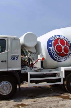 Deskripsi Produk: Beton Cor Readymix Mutu K-100 Beton Cor Readymix Mutu K-100 adalah jenis beton siap pakai yang diproduksi secara terpusat di batching plant modern kami. Kami memastikan setiap campuran beton dibuat dengan presisi tinggi, menggunakan agregat (pasir dan kerikil), semen Portland berkualitas, air, dan bahan tambahan yang diukur secara akurat melalui sistem komputerisasi. Proses ini menjamin konsistensi mutu yang seragam di setiap meter kubik beton yang Anda pesan. Angka K-100 pada mutu beton ini mengacu pada kuat tekan karakteristik minimal 100 kg/cm² yang akan dicapai beton setelah 28 hari pengeringan dan perawatan. Ini menandakan bahwa beton ini memiliki kekuatan yang memadai untuk berbagai aplikasi yang tidak menahan beban struktural yang sangat berat, namun tetap memerlukan kekokohan dan durabilitas. Beton ini diantar langsung ke lokasi proyek Anda menggunakan truk mixer khusus, menjaga kualitas dan konsistensinya tetap optimal hingga tiba. Ini adalah solusi efisien yang menghilangkan kebutuhan pengadukan di lokasi, meminimalkan limbah, dan mempercepat proses pengecoran proyek Anda. 💰 Harga Beton Cor Readymix Mutu K-100 (Per M³) Kami berkomitmen untuk memberikan harga beton cor readymix mutu K-100 yang paling kompetitif dan transparan. Berikut adalah tabel estimasi harga yang dapat Anda jadikan acuan awal untuk perencanaan anggaran Anda. Mutu Jenis Campuran Tipe Truk Harga per M³ (Franco Batching Plant)* Keterangan K-100 Fly Ash (FA) Truk Standar (7–9 m³) Rp 780.000 – Rp 850.000 Beton dengan campuran fly ash, cocok untuk struktur dengan beban ringan. K-100 Non Fly Ash (NFA) Truk Standar (7–9 m³) Rp 795.000 – Rp 865.000 Beton tanpa campuran fly ash, untuk preferensi spesifik. K-100 Fly Ash (FA) MiniMix (3–4 m³) Rp 900.000 – Rp 980.000 Truk molen kecil, ideal untuk lokasi dengan akses terbatas. K-100 Non Fly Ash (NFA) MiniMix (3–4 m³) Rp 915.000 – Rp 995.000 Truk molen kecil, tanpa fly ash, untuk akses terbatas. Export to Sheets *Catatan Penting: Harga di atas adalah estimasi rata-rata pasar dan tidak mengikat. Harga final akan disesuaikan berdasarkan: Lokasi Pengiriman: Biaya transportasi (mobilisasi truk mixer) akan dihitung berdasarkan jarak dari batching plant terdekat ke lokasi proyek Anda. Volume Pemesanan: Volume total yang Anda pesan dapat memengaruhi harga per meter kubik (pemesanan volume besar mungkin mendapatkan harga lebih efisien). Aksesibilitas Lokasi: Kondisi jalan menuju proyek (sempit, menanjak, padat) dapat memengaruhi tipe truk yang digunakan (MiniMix seringkali lebih mahal per m³ tetapi vital untuk akses terbatas). Jam Pengiriman: Pengiriman di luar jam operasional normal (misalnya dini hari) mungkin dikenakan biaya tambahan. Harga belum termasuk biaya sewa pompa beton atau layanan tambahan lainnya (seperti vibrator beton, finishing). 🏗️ Kegunaan Utama Beton Cor Readymix Mutu K-100 Meskipun mutu K-100 dikategorikan sebagai beton non-struktural atau struktural ringan, fleksibilitas dan efisiensinya membuatnya ideal untuk berbagai aplikasi di proyek Anda: Pengecoran Lantai Kerja (Lean Concrete): Ini adalah aplikasi paling umum. K-100 ideal sebagai lapisan dasar yang tipis di atas tanah sebelum pengecoran pondasi, sloof, atau plat lantai, memastikan permukaan yang rata dan bersih. Lantai Non-Struktural Ringan: Cocok untuk lantai garasi mobil pribadi, lantai gudang dengan beban ringan, area pejalan kaki, atau lantai teras rumah yang tidak menahan beban berat. Rabat Beton: Sangat tepat untuk pengecoran jalan lingkungan, gang perumahan, atau area parkir dengan lalu lintas kendaraan ringan, memberikan permukaan yang solid dan awet. Pengisi Urugan (Filling): Dapat digunakan sebagai material pengisi untuk meratakan permukaan tanah, mengisi rongga, atau dasar untuk paving block. Pondasi Ringan: Untuk bangunan non-permanen atau struktur ringan seperti pos jaga, pagar, atau bangunan pelengkap taman, K-100 dapat dipertimbangkan jika daya dukung tanah sudah memadai. Spesifikasi & Komposisi Campuran Beton K-100 (Mix Design) Kualitas Beton Cor Readymix Mutu K-100 kami terjamin berkat komposisi yang presisi. Berikut adalah rincian standar untuk 1 meter kubik (m³) beton K-100 (komposisi dapat bervariasi sedikit tergantung batching plant dan jenis campuran FA/NFA): Semen: Sekitar 247 kg Pasir: Sekitar 870 kg Kerikil Split: Sekitar 998 kg Air: Sekitar 215 liter Fly Ash (untuk FA): Dapat bervariasi, hingga 10-20% dari berat semen. Water/Cement Ratio (FAS): Sekitar 0,87 (Rasio air terhadap semen yang dikontrol ketat untuk workability dan kekuatan optimal). Kepadatan: Sekitar 2.200 kg/m³ Komposisi ini dirancang untuk menghasilkan beton dengan workability yang baik, memungkinkan kemudahan penuangan dan pemadatan, serta mencapai kuat tekan karakteristik 100 kg/cm² pada usia 28 hari. Keunggulan Memilih Jasa Kami untuk Beton Cor Readymix Mutu K-100 Mempercayakan kebutuhan beton cor readymix mutu K-100 Anda kepada kami berarti Anda memilih mitra yang berkomitmen pada kualitas dan efisiensi: Produk Asli & Terpercaya: Kami hanya menyediakan beton cor readymix mutu K-100 yang 100% asli dari produsen terkemuka, menjamin standar kualitas yang terbukti. Harga Kompetitif & Transparan: Dapatkan penawaran harga beton cor readymix K-100 terbaik di pasar. Kami mengedepankan transparansi biaya tanpa ada yang tersembunyi. Jaminan Mutu Terkontrol: Setiap pengiriman beton melalui quality control ketat di batching plant, memastikan mutu K-100 yang Anda pesan sesuai standar teknis. Pengiriman Tepat Waktu: Kami memiliki armada truk mixer yang siap mengantarkan beton ke lokasi proyek Anda sesuai jadwal, meminimalkan downtime. Jangkauan Luas: Kami melayani pengiriman beton cor readymix K-100 ke seluruh wilayah Jabodetabek dan sekitarnya. Pelayanan Prima & Responsif: Tim profesional kami siap memberikan konsultasi teknis, membantu perhitungan volume beton, dan memastikan proses pemesanan hingga pengiriman berjalan lancar. Dukungan Solusi Terintegrasi: Jika Anda membutuhkan layanan tambahan seperti sewa pompa beton untuk mempermudah pengecoran, kami juga dapat menyediakannya sebagai bagian dari solusi terintegrasi kami. 📌 Tips Pemesanan Beton K-100 Untuk memastikan kelancaran proyek Anda, perhatikan beberapa tips penting berikut saat memesan beton cor readymix mutu K-100: Pemesanan: Lakukan pemesanan minimal 1–2 hari sebelum tanggal pengecoran yang diinginkan. Untuk volume besar atau lokasi dengan akses sulit, disarankan untuk memesan lebih awal. Survey Lokasi: Pastikan akses jalan menuju lokasi proyek Anda dapat dilalui truk mixer dengan aman (minimal 5 meter lebar jalan untuk truk standar, 3 meter untuk MiniMix). Informasikan kepada kami jika ada hambatan atau akses terbatas agar kami dapat merekomendasikan tipe truk yang tepat. Konsultasi: Jangan ragu untuk mendiskusikan kebutuhan beton Anda dengan tim kami. Kami siap memberikan rekomendasi yang tepat terkait volume, jadwal, dan jenis campuran beton untuk hasil yang optimal. Pembayaran: Pembayaran biasanya dilakukan setelah survei lokasi (jika diperlukan) dan sebelum proses pengecoran dimulai, sesuai dengan kesepakatan yang tertera dalam penawaran. Jangan biarkan kualitas beton menjadi kendala atau sumber kekhawatiran dalam pembangunan Anda. Percayakan kebutuhan beton cor readymix mutu K-100 Anda kepada kami untuk proyek yang efisien, ekonomis, dan berkualitas. Hubungi Kami Sekarang untuk Proyek Anda! Untuk informasi lebih lanjut, konsultasi gratis mengenai kebutuhan beton Anda, atau untuk mendapatkan penawaran harga beton cor readymix mutu K-100 terbaik untuk proyek Anda, jangan ragu untuk menghubungi kami. Tim kami siap melayani Anda dengan profesionalisme dan responsibilitas tinggi. Anwar Telepon/WhatsApp: 0813-1711-6767 Website: www.artha-konstruksi.com