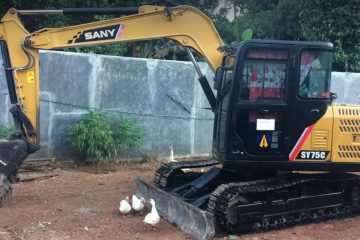Sewa excavator mini 5, 7, 10 ton di Cirebon, Kuningan & sekitarnya. Artha Konstruksi menyediakan unit terawat, operator handal, & harga kompetitif untuk penggalian, perataan lahan, & proyek industri/pertanian. Hubungi Anwar: 0813-1711-6767.