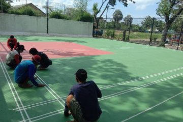 Butuh jasa pengecatan lapangan olahraga profesional untuk tenis, basket, futsal, bulutangkis, padel, voli & multifungsi? Artha Konstruksi hadir dengan layanan pengecatan & perbaikan berkualitas. Hubungi Anwar: 0813-1711-6767.