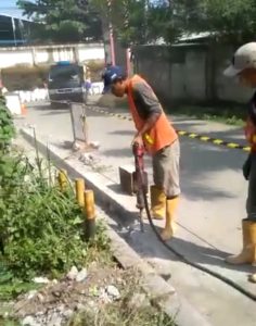 Cari harga jasa potong beton Depok & sekitarnya? Artha Konstruksi tawarkan layanan bobok beton ringan, sedang, berat, & khusus dengan tim ahli. Hubungi Anwar: 0813-1711-6767!