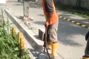 Cari harga jasa potong beton Bekasi & sekitarnya? Artha Konstruksi tawarkan layanan bobok beton ringan, sedang, berat, & khusus dengan tim ahli. Hubungi Anwar: 0813-1711-6767!