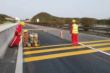 Jasa Pembuatan Marka Jalan Depok Profesional & Terpercaya – Artha Konstruksi Selamat datang di Artha Konstruksi, spesialis jasa pembuatan marka jalan Depok yang berdedikasi untuk meningkatkan keselamatan dan keteraturan di setiap sudut kota. Kami memahami bahwa marka jalan bukan sekadar coretan di aspal, melainkan elemen vital yang memandu mobilitas, mencegah kecelakaan, dan menciptakan lingkungan yang lebih terorganisir bagi pengendara dan pejalan kaki. Di Depok, dengan dinamika lalu lintas yang terus berkembang, keberadaan marka jalan yang jelas, presisi, dan tahan lama menjadi kebutuhan mutlak. Jika Anda mencari penyedia jasa pembuatan marka jalan Depok yang mengutamakan kualitas, kecepatan, dan profesionalisme, Artha Konstruksi adalah pilihan tepat Anda. Berbekal pengalaman panjang di bidang konstruksi infrastruktur, Artha Konstruksi hadir dengan tim ahli, teknologi aplikasi marka jalan terkini, serta material berkualitas premium. Kami berkomitmen untuk menyediakan solusi marka jalan yang tidak hanya memenuhi standar nasional, tetapi juga memberikan nilai tambah dalam jangka panjang. Dari jalan raya padat hingga area parkir komersial, gudang industri, hingga fasilitas umum di seluruh Depok, kami siap menjadi mitra Anda. Mari kita selami lebih dalam mengapa jasa pembuatan marka jalan Depok dari Artha Konstruksi adalah investasi terbaik untuk keamanan dan efisiensi lingkungan Anda. Pentingnya Jasa Pembuatan Marka Jalan Depok yang Berkualitas Memiliki marka jalan yang tepat dan berkualitas adalah fondasi bagi sistem lalu lintas yang efektif dan aman. Ini adalah investasi yang membawa banyak manfaat, tidak hanya bagi pengguna jalan tetapi juga bagi pemilik properti atau pengelola fasilitas. H3: Mengapa Artha Konstruksi Adalah Pilihan Tepat untuk Jasa Pembuatan Marka Jalan Depok Anda: Peningkatan Keselamatan Lalu Lintas: Marka jalan adalah bahasa visual utama di jalan. Dengan jasa pembuatan marka jalan Depok dari Artha Konstruksi, garis putus-putus untuk lajur, garis padat untuk pembatas, panah arah, zebra cross, dan garis berhenti diaplikasikan dengan presisi tinggi. Kejelasan marka ini sangat krusial dalam mengurangi kebingungan pengemudi, meminimalkan risiko tabrakan, dan melindungi pejalan kaki, khususnya di area padat Depok. Optimalisasi Arus Kendaraan dan Efisiensi Ruang: Di area parkir kompleks perbelanjaan, perkantoran, atau perumahan di Depok, marka yang terdefinisi dengan baik memaksimalkan kapasitas parkir dan mencegah kekacauan. Dalam lingkungan industri seperti gudang atau pabrik, marka jalur khusus untuk kendaraan dan pejalan kaki meningkatkan efisiensi operasional, meminimalkan bottleneck, dan menciptakan alur kerja yang lebih lancar. Jasa pembuatan marka jalan Depok kami membantu menciptakan sistem yang teratur dan efisien. Kepatuhan Terhadap Standar dan Regulasi: Setiap marka jalan harus mematuhi standar teknis dan regulasi yang berlaku, baik dari Kementerian Perhubungan maupun peraturan daerah setempat di Depok. Artha Konstruksi memiliki pengetahuan mendalam tentang standar ini, memastikan setiap proyek jasa pembuatan marka jalan Depok yang kami tangani sesuai hukum, sehingga Anda terhindar dari potensi denda atau masalah hukum. Daya Tahan Material Unggul untuk Iklim Depok: Kualitas material adalah penentu umur pakai marka. Kami menggunakan cat marka jalan termoplastik (hot melt) dan cold plastic (dua komponen) yang terbukti tangguh terhadap abrasi akibat gesekan ban, paparan sinar UV matahari tropis, serta perubahan cuaca ekstrem di Depok (panas terik dan hujan deras). Material ini memastikan marka tidak mudah pudar, retak, atau mengelupas, mengurangi frekuensi perawatan dan penggantian. Aplikasi yang Akurat dengan Teknologi Modern: Presisi adalah kunci dalam setiap pekerjaan marka. Tim Artha Konstruksi dilengkapi dengan mesin marka jalan otomatis dan manual applicator canggih yang menjamin ketebalan, lebar, dan kelurusan garis yang konsisten. Penggunaan glass bead (manik-manik kaca) juga kami terapkan secara optimal untuk memastikan retro-reflektifitas (daya pantul cahaya) yang tinggi pada malam hari, meningkatkan visibilitas secara signifikan dan menjadi keunggulan layanan jasa pembuatan marka jalan Depok kami. Investasi Jangka Panjang yang Ekonomis: Dengan memilih jasa pembuatan marka jalan Depok dari Artha Konstruksi, Anda berinvestasi pada kualitas yang tahan lama. Marka yang awet berarti biaya perawatan dan pengerjaan ulang yang lebih rendah dalam jangka panjang. Kami membantu Anda menghemat anggaran tanpa mengorbankan kualitas dan keselamatan. Mencerminkan Profesionalisme dan Keteraturan: Area yang memiliki marka jalan yang bersih, jelas, dan terawat akan terlihat lebih profesional dan terorganisir. Ini memberikan kesan positif bagi pengunjung, karyawan, maupun masyarakat umum, mencerminkan komitmen Anda terhadap keamanan dan kerapian lingkungan. Mempercayakan jasa pembuatan marka jalan Depok Anda kepada Artha Konstruksi adalah keputusan cerdas untuk keamanan, efisiensi, dan citra profesional. Layanan Komprehensif Jasa Pembuatan Marka Jalan Depok Artha Konstruksi Artha Konstruksi menyediakan berbagai jenis layanan jasa pembuatan marka jalan Depok yang disesuaikan dengan kebutuhan spesifik berbagai jenis permukaan dan lingkungan. Fleksibilitas ini memungkinkan kami memberikan solusi yang paling efektif dan efisien untuk proyek Anda. H3: Varian Layanan Jasa Pembuatan Marka Jalan Depok Kami: Marka Jalan Termoplastik (Hot Melt): Ini adalah pilihan standar untuk jalan raya, jalan tol, dan area dengan volume lalu lintas tinggi di Depok. Material termoplastik dipanaskan hingga meleleh sempurna sebelum diaplikasikan, menghasilkan lapisan marka yang sangat kuat, tahan abrasi, dan cepat kering. Ideal untuk marka lajur, garis stop, dan zebra cross yang membutuhkan daya tahan ekstra. Marka Jalan Cold Plastic (Dua Komponen): Material cold plastic menawarkan ketahanan yang luar biasa terhadap keausan dan cuaca ekstrem. Terdiri dari dua komponen yang dicampur sesaat sebelum aplikasi, material ini menciptakan ikatan yang sangat kuat dengan permukaan jalan. Sangat cocok untuk area dengan gesekan tinggi, marka khusus di area industri, atau sebagai rumble strip untuk peringatan kecepatan di Depok. Pengecatan Marka Jalan Konvensional: Untuk area dengan lalu lintas lebih ringan atau kebutuhan visual yang spesifik, seperti area parkir mal, perkantoran, atau kompleks perumahan di Depok, kami menyediakan pengecatan marka jalan menggunakan cat berbasis solvent atau air. Prosesnya lebih cepat dan ekonomis, ideal untuk marka parkir, panah arah, atau area fungsional lainnya. Penghapusan Marka Jalan Lama (Road Marking Removal): Sebelum pengaplikasian marka baru, terkadang marka lama perlu dihapus untuk memastikan hasil yang optimal dan menghindari kebingungan. Kami menggunakan teknik grinding atau shot blasting yang efektif untuk membersihkan permukaan dari sisa-sisa marka lama tanpa merusak struktur dasar jalan. Layanan ini adalah bagian integral dari jasa pembuatan marka jalan Depok kami. Perbaikan dan Pemeliharaan Marka Jalan: Untuk marka yang mulai pudar atau rusak sebagian, kami juga menyediakan layanan perbaikan dan pemeliharaan. Perbaikan dini dapat menghemat biaya besar di kemudian hari dan memastikan marka jalan tetap berfungsi optimal sebagai panduan lalu lintas. Desain dan Konsultasi Marka Jalan: Tim ahli kami siap membantu Anda dalam perencanaan dan desain tata letak marka jalan yang paling efisien, aman, dan sesuai standar. Kami memberikan konsultasi komprehensif untuk memastikan setiap aspek jasa pembuatan marka jalan Depok Anda terencana dengan matang. H3: Variasi Ukuran dan Tipe Marka Jalan dalam Layanan Jasa Pembuatan Marka Jalan Depok: Artha Konstruksi memiliki kapabilitas untuk mengaplikasikan berbagai ukuran dan tipe marka jalan sesuai dengan standar dan kebutuhan spesifik Anda. Berikut adalah beberapa contoh variasi yang kami kerjakan: Marka Garis Lurus: Garis Lajur / Pembatas: Umumnya lebar 10 cm hingga 15 cm. Dapat diaplikasikan secara putus-putus atau solid, sesuai fungsi dan lokasi (misalnya di jalan raya utama Depok). Garis Tepi (Edge Line): Lebar 10 cm hingga 15 cm, biasanya solid, menandai batas aman jalan. Garis Berhenti (Stop Line): Lebar 30 cm hingga 60 cm, solid, sangat penting di persimpangan atau pintu keluar. Marka Penyeberangan: Zebra Cross / Pedestrian Crossing: Terdiri dari garis-garis paralel dengan lebar 30 cm hingga 50 cm, dengan jarak antar garis 30 cm hingga 70 cm. Total lebar zebra cross bervariasi tergantung lebar jalan (misalnya 3 meter hingga 10 meter). Marka Simbol dan Panah: Panah Arah: Panjang bervariasi dari 2 meter (untuk kecepatan rendah) hingga 6 meter (untuk jalan tol/cepat). Lebar disesuaikan agar proporsional. Simbol Khusus: Seperti simbol "STOP", "PELAN-PELAN", logo parkir disabilitas, atau area dilarang berhenti (kotak kuning/YBJ). Ukuran disesuaikan dengan visibilitas dan standar (misalnya 1 m x 1 m hingga 3 m x 3 m). Marka Area Parkir: Garis Slot Parkir: Lebar 10 cm hingga 15 cm, panjang disesuaikan standar slot (misalnya 2.5m x 5m untuk mobil). Garis Pembatas Area: Untuk zona loading dock, area terbatas, atau pembagian zona parkir (lebar 10-20 cm). Marka Area Industri/Gudang: Garis Jalur Forklift/Pejalan Kaki: Lebar 10 cm hingga 20 cm, seringkali berwarna kuning atau putih, untuk memisahkan area kerja dan keamanan. Area Peringatan Bahaya: Garis tebal atau kotak berwarna mencolok (kuning/merah) untuk menandai area rawan. Setiap detail ini kami perhatikan dengan seksama untuk memastikan setiap proyek jasa pembuatan marka jalan Depok menghasilkan kualitas terbaik. Tabel Estimasi Harga Jasa Pembuatan Marka Jalan Depok (Per Meter Linear/Per M$^2$) – Juli 2025 Kami menyajikan estimasi harga jasa pembuatan marka jalan Depok untuk membantu Anda dalam perencanaan anggaran. Harga ini mencakup biaya pengerjaan oleh tim profesional Artha Konstruksi, penggunaan material marka jalan berkualitas tinggi, serta penaburan glass bead (untuk reflektifitas malam hari). PENTING: Harga yang tercantum di bawah ini adalah estimasi dan BUKAN harga final. Harga dapat berfluktuasi tergantung pada faktor-faktor seperti jenis material yang dipilih (termoplastik, cold plastic, cat konvensional), kondisi spesifik permukaan jalan, volume total pekerjaan (semakin besar volume, harga per unit bisa lebih kompetitif), lokasi persis di Depok, serta tingkat kerumitan desain marka. Untuk mendapatkan penawaran harga yang akurat dan terperinci, kami sangat menganjurkan untuk menghubungi Artha Konstruksi guna menjadwalkan survei lokasi. Tabel 1: Estimasi Harga Jasa Pembuatan Marka Jalan Depok Berdasarkan Jenis Material & Tipe Marka Tipe Marka Jalan Jenis Material Estimasi Harga (per meter linear / per m$^2$) Catatan Penting untuk Jasa Pembuatan Marka Jalan Depok Garis Lurus (10-15 cm lebar) Termoplastik (Hot Melt) Rp 37.000 - Rp 68.000 / meter linear Paling umum untuk jalan raya dan area padat di Depok. Harga lebih tinggi untuk lebar 15 cm. Sudah termasuk glass bead. Ideal untuk marka lajur, garis tepi. Garis Lurus (10-15 cm lebar) Cold Plastic Rp 75.000 - Rp 125.000 / meter linear Sangat tahan lama, cocok untuk area gesekan tinggi seperti persimpangan atau area industri di Depok. Harga lebih tinggi karena material dan aplikasi lebih kompleks. Sudah termasuk glass bead. Garis Lurus (10-15 cm lebar) Cat Konvensional Rp 22.000 - Rp 42.000 / meter linear Lebih ekonomis untuk area parkir, gudang, atau marka sementara di Depok. Daya tahan lebih rendah dari termoplastik. Penambahan glass bead opsional. Marka Area (Zebra Cross, Kotak Kuning, Simbol Besar) Termoplastik (Hot Melt) Rp 75.000 - Rp 125.000 / m$^2$ Diaplikasikan per meter persegi karena cakupan area. Untuk marka penyeberangan, area putar, atau area terlarang di Depok. Sudah termasuk glass bead. Marka Area (Zebra Cross, Kotak Kuning, Simbol Besar) Cold Plastic Rp 140.000 - Rp 260.000 / m$^2$ Pilihan premium untuk daya tahan ekstrem di area kritis di Depok. Lebih tebal dan awet. Sudah termasuk glass bead. Marka Simbol/Panah Termoplastik (Hot Melt) Rp 270.000 - Rp 750.000 / unit Harga per unit (misal: per panah atau simbol 'P' parkir). Tergantung ukuran dan kompleksitas desain untuk proyek di Depok. Penghapusan Marka Jalan Lama Grinding / Shot Blasting Rp 22.000 - Rp 55.000 / meter linear Biaya bervariasi tergantung ketebalan marka lama dan jenis materialnya di Depok. Harga per meter linear atau per m$^2$ untuk area simbol. Rumble Strip (Per set) Termoplastik / Cold Plastic Rp 160.000 - Rp 320.000 / set Untuk area peringatan kecepatan di Depok. Harga per set gundukan marka. Ekspor ke Spreadsheet Tabel 2: Faktor-faktor Tambahan yang Memengaruhi Harga Jasa Pembuatan Marka Jalan Depok (Negosiasi) Faktor Pemengaruh Harga Keterangan Volume Pekerjaan Semakin besar volume (panjang meter linear atau luas m$^2$), harga per unit bisa lebih rendah karena efisiensi mobilisasi dan material. Ini berlaku untuk proyek jasa pembuatan marka jalan Depok skala besar. Kondisi Permukaan Jalan Permukaan di Depok yang tidak rata, berdebu, lembab, atau memerlukan persiapan khusus (pembersihan berat, perbaikan retakan minor, primer) dapat menambah biaya. Aksesibilitas Lokasi Proyek Aksesibilitas yang sulit di beberapa area padat atau terpencil di Depok dapat memengaruhi biaya mobilisasi tim dan peralatan. Waktu Pengerjaan Mendesak Pengerjaan di luar jam kerja normal (malam hari) atau dalam waktu yang sangat singkat untuk memenuhi deadline dapat memengaruhi biaya operasional (lembur, percepatan). Kompleksitas Desain Marka Marka dengan banyak lekukan, kombinasi warna, atau desain kustom yang rumit akan memerlukan waktu dan presisi lebih tinggi, sehingga memengaruhi harga. Kebutuhan Peralatan Khusus Kebutuhan akan alat berat tambahan (misal: air blast dryer untuk pengeringan cepat), atau pengamanan lalu lintas khusus (cone, rambu, petugas) dapat menambah biaya. Ekspor ke Spreadsheet Catatan Penting Mengenai Harga Jasa Pembuatan Marka Jalan Depok (Juli 2025): Harga di atas adalah estimasi yang mencakup jasa pengerjaan oleh tim profesional Artha Konstruksi, penggunaan material marka jalan standar (termasuk glass bead untuk reflektifitas termoplastik/cold plastic), dan peralatan aplikasi. Harga ini belum termasuk: Pekerjaan perbaikan struktural jalan yang lebih besar (misal: pengaspalan ulang, perbaikan pondasi). Pekerjaan sipil tambahan yang tidak terkait langsung dengan marka (misal: perbaikan drainase, pembangunan curb). Pajak yang berlaku (PPN, PPh, dll.). Biaya pengamanan lalu lintas eksternal (koordinasi dengan kepolisian atau dinas perhubungan) jika diperlukan untuk proyek besar di jalan umum. Survei Lokasi Mutlak: Untuk mendapatkan penawaran harga jasa pembuatan marka jalan Depok yang akurat, detail, dan disesuaikan dengan kondisi serta kebutuhan proyek Anda, survei lokasi oleh tim Artha Konstruksi adalah mutlak diperlukan. Survei ini gratis dan tidak mengikat. Survei akan memastikan jenis permukaan, tingkat kesulitan, serta estimasi biaya yang paling efisien dan efektif. Jangan ragu untuk menghubungi Artha Konstruksi untuk konsultasi gratis dan penawaran terbaik untuk proyek marka jalan Depok Anda! Area Layanan Jasa Pembuatan Marka Jalan Depok Artha Konstruksi Artha Konstruksi dengan bangga melayani seluruh area Depok dan sekitarnya untuk kebutuhan jasa pembuatan marka jalan Depok Anda. Dengan lokasi kami yang strategis, kami mampu menjangkau berbagai wilayah dengan cepat dan efisien. Seluruh Kota Depok: Kami melayani semua kecamatan dan kelurahan di Kota Depok, termasuk namun tidak terbatas pada: Beji (termasuk Kukusan, Kemiri Muka, Pondok Cina) Cimanggis (termasuk Cisalak Pasar, Harjamukti, Mekarsari) Cinere (termasuk Gandul, Pangkalan Jati) Cilodong (termasuk Jati Mulya, Kalibaru) Cipayung (termasuk Bojong Pondok Terong, Pondok Jaya) Sawangan (termasuk Bedahan, Pasir Putih) Limo (termasuk Grogol, Krukut) Pancoran Mas (termasuk Depok Jaya, Mampang, Rangkapan Jaya) Sukmajaya (termasuk Abadijaya, Baktijaya, Mekarjaya) Tapos (termasuk Cilangkap, Jatijajar, Leuwinanggung) Wilayah Jabodetabek Lainnya: Selain fokus pada jasa pembuatan marka jalan Depok, kami juga melayani proyek di seluruh area Jakarta, Bogor, Tangerang (Kota, Kabupaten, Tangerang Selatan), dan Bekasi. Seluruh Pulau Jawa (Proyek Skala Besar/Khusus): Untuk proyek jasa pembuatan marka jalan skala besar atau proyek khusus di luar Jabodetabek, kami siap melayani berdasarkan diskusi dan kesepakatan khusus, dengan pertimbangan mobilisasi dan logistik yang diperlukan. Komitmen kami adalah memberikan layanan berkualitas tinggi di mana pun lokasi proyek jasa pembuatan marka jalan Depok Anda berada. Cara Pemesanan Jasa Pembuatan Marka Jalan Depok di Artha Konstruksi Proses pemesanan jasa pembuatan marka jalan Depok di Artha Konstruksi dirancang agar mudah, cepat, dan transparan, memastikan Anda mendapatkan pelayanan terbaik dari awal hingga akhir. Konsultasi Awal dan Penyampaian Kebutuhan: Hubungi kami melalui telepon atau WhatsApp di nomor Anwar: 0813-1711-6767. Sampaikan detail awal mengenai kebutuhan jasa pembuatan marka jalan Depok Anda, seperti: Lokasi lengkap proyek (alamat detail, jenis jalan/area, misalnya: Jalan Margonda Raya, Depok). Jenis marka jalan yang diperlukan (misal: garis lajur, zebra cross, garis parkir, simbol panah). Estimasi panjang atau luas area yang akan dikerjakan. Kondisi permukaan jalan (aspal, beton, ada retakan/kotor). Target waktu pengerjaan proyek. Tim kami akan memberikan penjelasan awal dan informasi umum yang relevan. Survei Lokasi (Gratis & Wajib untuk Akurasi Penawaran): Untuk menjamin penawaran harga jasa pembuatan marka jalan Depok yang paling akurat dan sesuai kondisi lapangan, survei lokasi oleh tim Artha Konstruksi adalah langkah mutlak yang harus dilakukan. Survei ini tidak dikenakan biaya dan tidak mengikat Anda. Tim kami akan datang langsung ke lokasi proyek Anda di Depok pada waktu yang telah disepakati untuk: Mengidentifikasi jenis dan kondisi permukaan (aspal/beton, rata/bergelombang, bersih/kotor). Mengukur dimensi area secara detail dan memetakan tata letak marka. Mengevaluasi faktor-faktor lingkungan (intensitas lalu lintas, paparan cuaca). Menentukan metode persiapan permukaan dan jenis material marka yang paling optimal. Memperkirakan kebutuhan personel dan durasi pengerjaan. Penyusunan dan Penawaran Harga Detail: Berdasarkan hasil survei lokasi dan diskusi mendalam dengan Anda, kami akan menyusun penawaran harga jasa pembuatan marka jalan Depok yang komprehensif. Penawaran ini akan sangat detail, mencakup: Rincian layanan yang akan dilakukan (spesifikasi marka, jenis material, volume pekerjaan). Harga per meter linear atau per meter persegi, atau harga total proyek. Perincian material yang akan digunakan (jenis cat, glass bead, dll.). Estimasi jadwal pelaksanaan pekerjaan. Konfirmasi & Penandatanganan Kontrak/SPK: Setelah Anda meninjau dan menyetujui penawaran harga, Anda dapat mengonfirmasi pesanan. Selanjutnya, proses penandatanganan Surat Perintah Kerja (SPK) atau kontrak kerja akan dilakukan. Dokumen ini akan mengatur semua detail teknis, komersial, serta hak dan kewajiban kedua belah pihak terkait jasa pembuatan marka jalan Depok. Prosedur pembayaran akan dijelaskan secara transparan dalam kontrak, biasanya meliputi pembayaran uang muka (DP) dan termin sesuai progres pekerjaan. Pelaksanaan Proyek: Tim Artha Konstruksi yang profesional dan berpengalaman akan memulai pekerjaan pembuatan marka jalan Depok sesuai jadwal yang telah disepakati. Kami selalu menggunakan peralatan modern dan menerapkan standar operasional prosedur (SOP) keselamatan yang ketat untuk memastikan kualitas pengerjaan dan keamanan di lokasi. Kami akan memberikan laporan progres pekerjaan secara berkala untuk menjaga Anda tetap terinformasi. Penyelesaian & Serah Terima: Setelah seluruh pekerjaan pembuatan marka jalan Depok selesai, tim kami akan melakukan pemeriksaan akhir bersama dengan perwakilan Anda. Jika semua aspek telah memenuhi standar kualitas dan sesuai dengan kesepakatan kontrak, proses serah terima proyek akan dilakukan. Dengan Artha Konstruksi, Anda mendapatkan kemudahan dan kepastian dalam setiap tahapan pengadaan jasa pembuatan marka jalan Depok yang aman, berkualitas, dan transparan. Pertanyaan Umum (FAQ) Mengenai Jasa Pembuatan Marka Jalan Depok Q: Apa saja jenis material utama yang digunakan untuk jasa pembuatan marka jalan Depok oleh Artha Konstruksi? A: Kami utamanya menggunakan cat marka jalan termoplastik (hot melt) untuk daya tahan tinggi di jalan raya, cold plastic (dua komponen) untuk area dengan abrasi ekstrem, dan cat konvensional (berbasis solvent atau air) untuk aplikasi yang lebih ringan seperti area parkir. Pilihan material disesuaikan dengan kebutuhan dan budget Anda. Q: Apakah marka jalan yang diaplikasikan Artha Konstruksi akan terlihat jelas di malam hari? A: Ya, untuk marka jalan termoplastik dan cold plastic, kami selalu menambahkan glass bead (manik-manik kaca). Butiran kaca ini berfungsi optimal dalam memantulkan cahaya lampu kendaraan, sehingga marka akan terlihat sangat jelas dan reflektif di malam hari, meningkatkan keselamatan. Ini adalah bagian standar dari layanan jasa pembuatan marka jalan Depok kami. Q: Berapa lama perkiraan daya tahan marka jalan yang dibuat oleh Artha Konstruksi di Depok? A: Daya tahan marka jalan sangat bervariasi. Marka termoplastik umumnya bertahan 1 hingga 3 tahun, sementara marka cold plastic bisa mencapai 3 hingga 5 tahun atau bahkan lebih, tergantung pada intensitas lalu lintas, kondisi cuaca, dan kualitas persiapan permukaan. Cat konvensional memiliki daya tahan lebih singkat, sekitar 6 bulan hingga 1 tahun. Perawatan rutin juga sangat memengaruhi umur pakai marka. Q: Apakah Artha Konstruksi juga melayani penghapusan marka jalan lama sebelum mengaplikasikan yang baru di Depok? A: Tentu saja. Kami menyediakan layanan penghapusan marka jalan lama menggunakan metode grinding atau shot blasting. Proses ini penting untuk memastikan permukaan bersih dari sisa marka sebelumnya dan siap menerima aplikasi marka baru secara optimal, yang merupakan bagian komprehensif dari jasa pembuatan marka jalan Depok kami. Q: Bisakah Artha Konstruksi membuat marka jalan dengan desain kustom atau logo khusus perusahaan di Depok? A: Ya, kami sangat fleksibel. Kami dapat mengakomodasi permintaan desain kustom, termasuk pembuatan logo perusahaan, simbol khusus, atau marka dengan kombinasi warna non-standar, sesuai dengan kebutuhan spesifik dan branding Anda. Detail ini akan dibahas lebih lanjut saat survei dan penyusunan penawaran jasa pembuatan marka jalan Depok. Q: Apakah ada garansi untuk setiap pekerjaan jasa pembuatan marka jalan Depok dari Artha Konstruksi? A: Ya, kami memberikan garansi pengerjaan untuk setiap proyek, dengan ketentuan yang disesuaikan berdasarkan jenis material, volume pekerjaan, dan kondisi lingkungan proyek. Detail garansi akan dijelaskan secara transparan dalam kontrak atau Surat Perintah Kerja (SPK) yang kami sepakati. Q: Bagaimana cara merawat marka jalan agar awet setelah pengerjaan di Depok? A: Perawatan marka jalan umumnya cukup sederhana. Pastikan permukaan jalan selalu bersih dari penumpukan debu, lumpur, atau sampah. Hindari penggunaan bahan kimia keras yang dapat merusak cat. Jika ada kerusakan kecil atau pudar di area tertentu, segera lakukan perbaikan dini untuk mencegah kerusakan lebih luas dan mempertahankan fungsionalitas marka. Wujudkan Infrastruktur Jalan yang Aman dan Efisien di Depok dengan Jasa Pembuatan Marka Jalan Depok Profesional dari Artha Konstruksi! Jangan biarkan marka jalan yang pudar atau tidak jelas membahayakan keselamatan pengguna jalan dan mengganggu efisiensi lalu lintas di area Anda di Depok. Percayakan kebutuhan jasa pembuatan marka jalan Depok Anda kepada Artha Konstruksi, mitra terpercaya yang menjamin kualitas, ketepatan waktu, dan harga bersaing. Kami siap membantu Anda menciptakan lingkungan yang lebih aman dan teratur. Untuk informasi lebih lanjut, konsultasi gratis, atau untuk menjadwalkan survei lokasi guna mendapatkan penawaran harga jasa pembuatan marka jalan Depok yang akurat dan detail, segera hubungi tim ahli kami: Anwar: 0813-1711-6767 (Telepon/WhatsApp) Jangan ragu untuk menghubungi Anwar sekarang. Kami menantikan kesempatan untuk menjadi solusi terpercaya Anda dalam menciptakan lingkungan jalan yang lebih aman dan teratur di Depok!