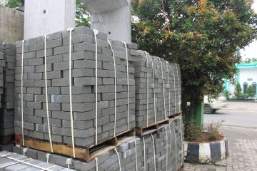 Artha Konstruksi menyediakan jasa pemasangan paving blok profesional dengan harga kompetitif. Dapatkan paving blok berkualitas untuk jalan, taman, dan area parkir Anda. Hubungi kami sekarang!